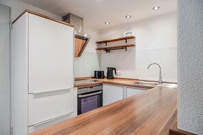 Cafeteira/chaleira, geladeira, fogão, cooktop