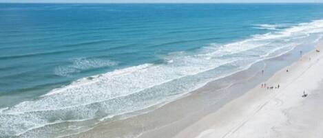 Camastros y toallas de playa