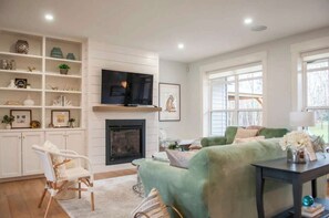 TV, fireplace, stereo, offices - Casa Bonita PEI – Spacious, Relaxing, Dog-Friendly (Stratford)