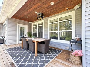 Outdoor dining - Casa Bonita PEI – Spacious, Relaxing, Dog-Friendly (Stratford)