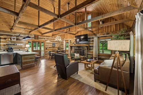 Whispering Oaks Lake Cabin-90 Acre Private Retreat w Lake Access