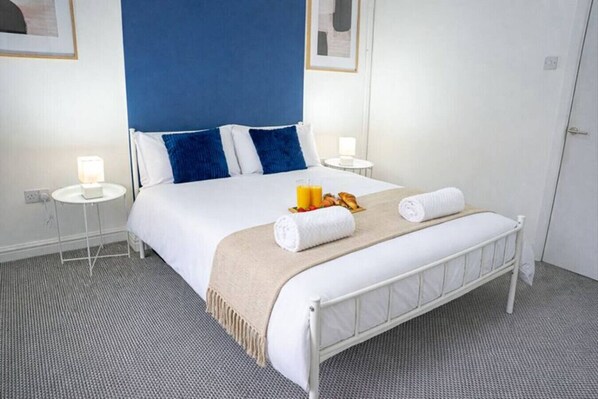 Iron/ironing board, WiFi, bed sheets - Modern 2-Bed Flat Sleeps 4 · Fast WiFi & Free Parking · Near City Hospital Birmingham (West Midlands)