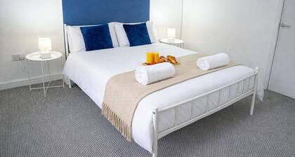Modern 2-Bed Flat Sleeps 4 · Fast WiFi · Near City Hospital Birmingham