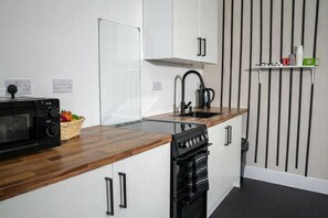 Fridge, microwave, oven, stovetop - Modern 2-Bed Flat Sleeps 4 · Fast WiFi & Free Parking · Near City Hospital Birmingham (West Midlands)