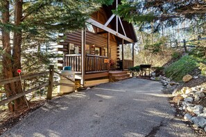 House - Mtn View Cabin w Hot Tub-game Room Pet Friendly (Sevierville)