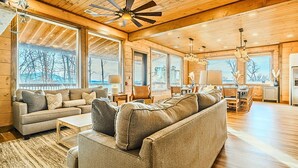 Un espacio habitable amplio con un sofá grande, una mesa de comedor y una zona de cocina.