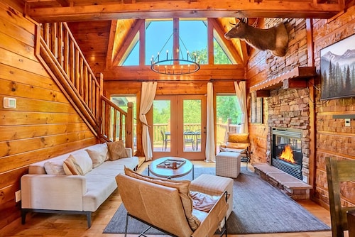 NEW Lux 4 BR Pigeon Forge Dollywood Hot Tub