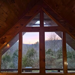 A room with a triangular wooden ceiling and large windows. - February Specials 3br-hot Tub-pet Friendly (Sevierville)