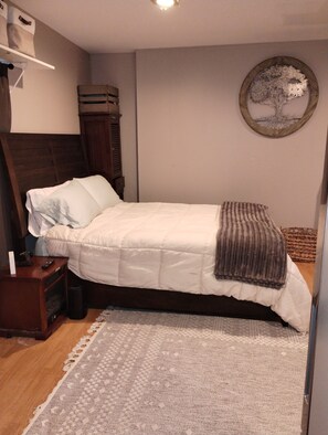 Iron/ironing board, WiFi, bed sheets - Charming studio in Des Moines perfect for a relaxing getaway (Des Moines)