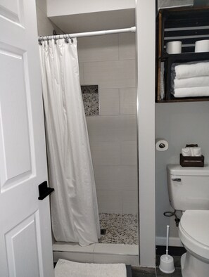 Dusche, Haartrockner, Handtücher, Seife