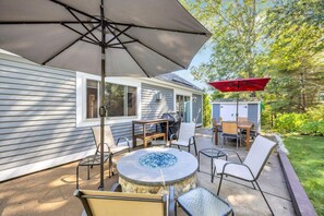 Outdoor dining - Rare 3-bedroom 2.5 bath in Ocean Edge - close to rail trail (Brewster)