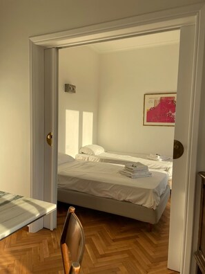 Une pièce comprenant un lit, une chaise et une table.