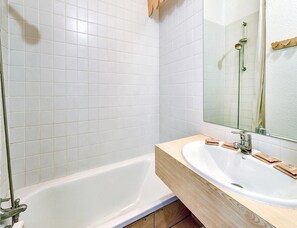 Apartment | Bathroom - Compact Alpine Stay for Five (Risoul)