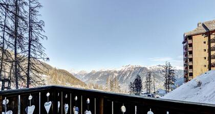Compact Alpine Stay for Five