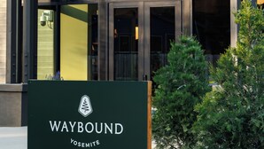 Un edificio con un letrero que dice 'WAYBOUND' y 'Yosemite', indicando un lugar o establecimiento.
