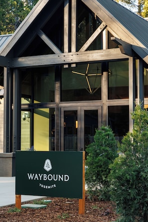 Un edificio con un letrero que dice 'WAYBOUND' y 'Yosemite', indicando un lugar o establecimiento.