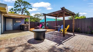Outdoor dining - Stay Salty & Social- 10 minutes to Downtown Las Olas and Fort Lauderdale Beach.. (Fort Lauderdale)