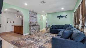 Smart TV - Stay Salty & Social- 10 minutes to Downtown Las Olas and Fort Lauderdale Beach.. (Fort Lauderdale)