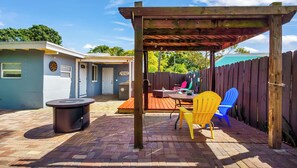 Outdoor dining - Stay Salty & Social- 10 minutes to Downtown Las Olas and Fort Lauderdale Beach.. (Fort Lauderdale)