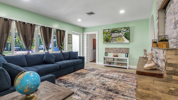 Living area - Stay Salty & Social- 10 minutes to Downtown Las Olas and Fort Lauderdale Beach.. (Fort Lauderdale)