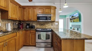 Private kitchen - Stay Salty & Social- 10 minutes to Downtown Las Olas and Fort Lauderdale Beach.. (Fort Lauderdale)