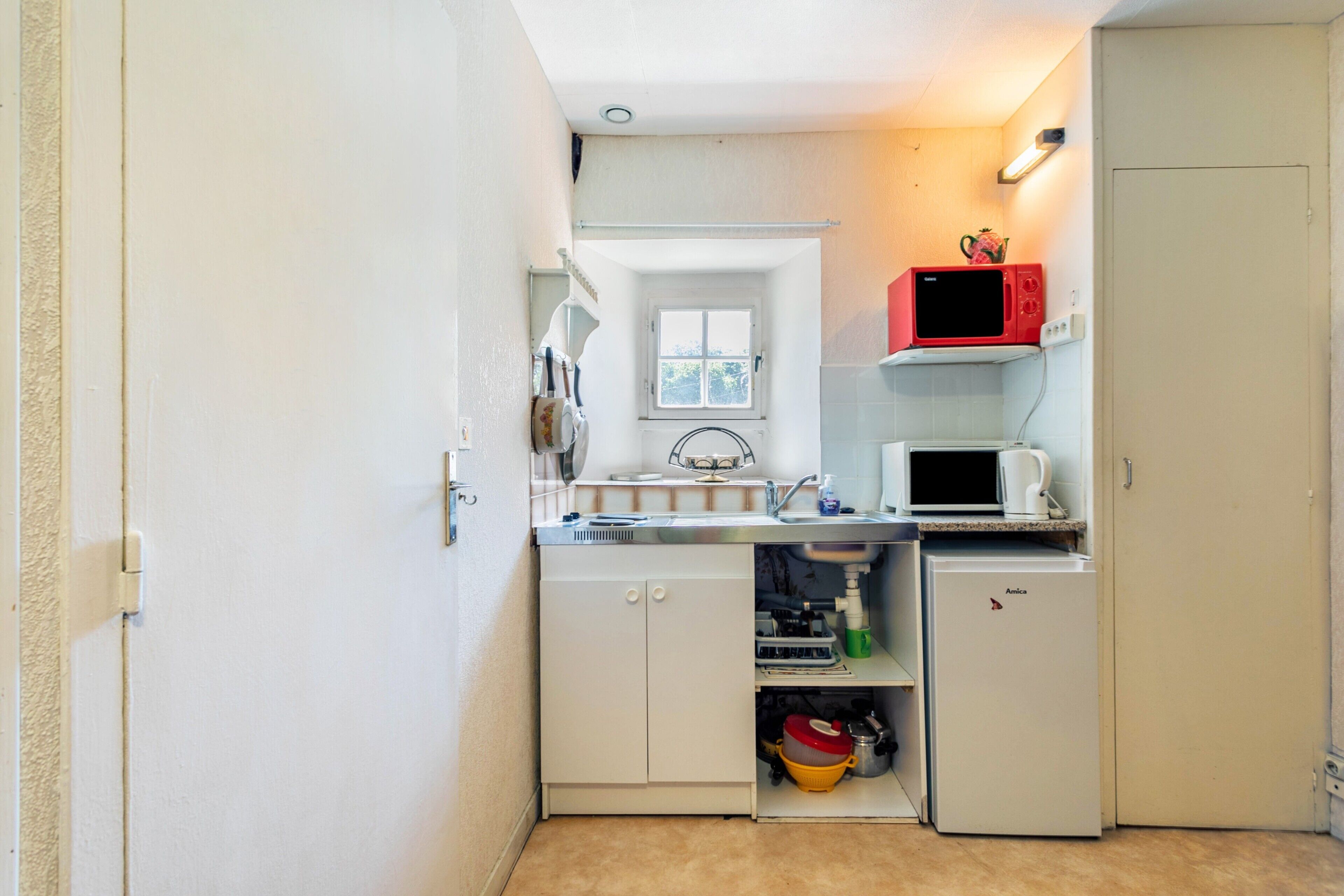 Kühlschrank, Mikrowelle, Herdplatte, Wasserkocher mit Kaffee-/Teezubehör