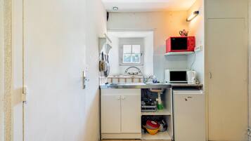Kühlschrank, Mikrowelle, Herdplatte, Wasserkocher mit Kaffee-/Teezubehör