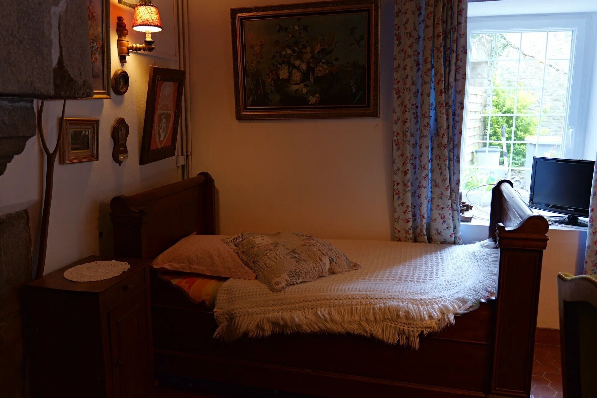 WiFi, bed sheets