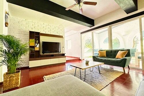 Spacious Beautiful 5-BR House in San Benito - up to 20 people! Big Garden!