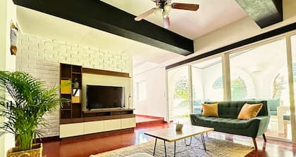 Spacious Beautiful 5-BR House in San Benito - up to 20 people! Big Garden!