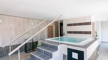 Apartemen | Kolam renang | Kolam renang outdoor dan sebuah kolam renang air hangat