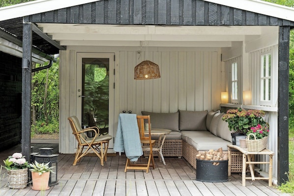 Terrace/patio - Classic Vejby home with light, calm and nature (Vejby)
