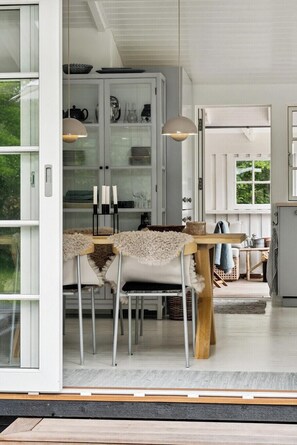 Dining - Classic Vejby home with light, calm and nature (Vejby)