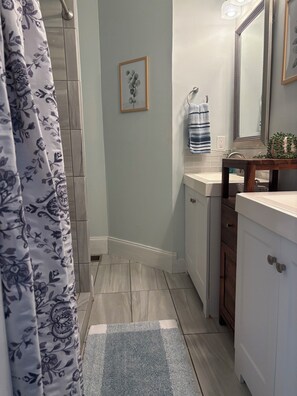 Shower, hair dryer, towels, soap - Midtown Gem Steps to Piedmont Park / Stylish 1BR (Atlanta)