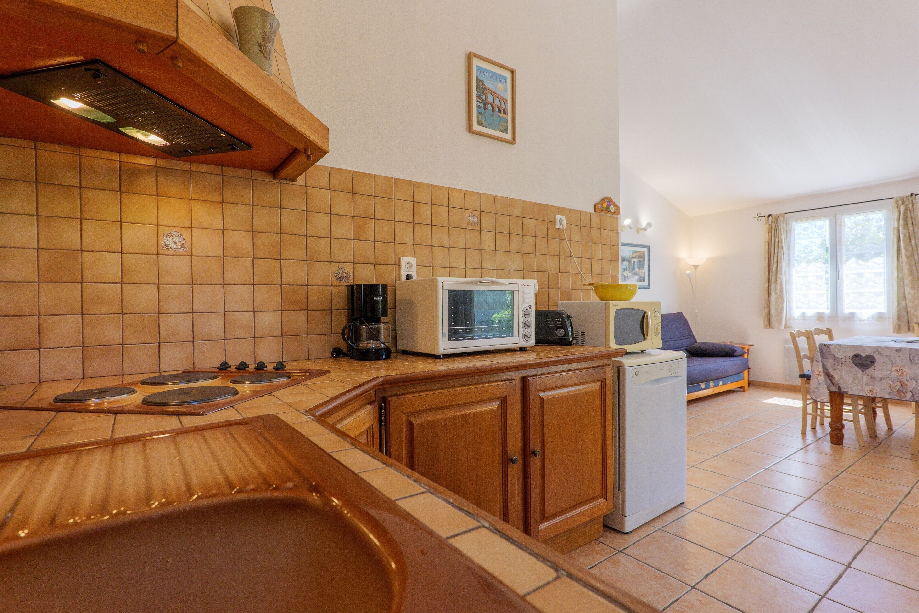 Wasserkocher mit Kaffee-/Teezubehör, Kühlschrank, Mikrowelle, Ofen