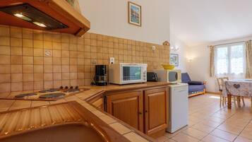 Wasserkocher mit Kaffee-/Teezubehör, Kühlschrank, Mikrowelle, Ofen