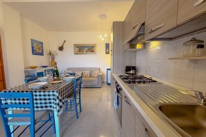 Frigorifero, microonde, forno, piano cottura