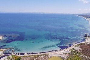 Una spiaggia nelle vicinanze, lettini da mare