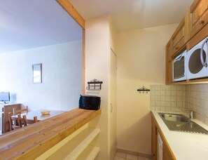 Apartment | Private kitchen - Alpine Studio With Balcony (Les Deux Alpes)