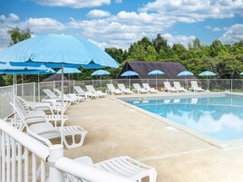 Una piscina al aire libre, una piscina climatizada