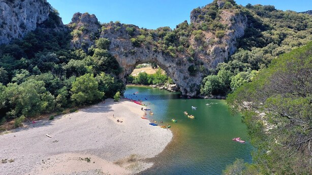A natural landscape with a river, a beach, and a rocky cliff formation. - Holiday Home “Le Cyprès - La Fontinelle” (Bessas)