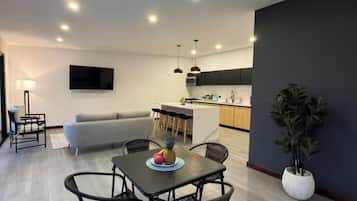 Casa, 1 habitación, alberca privada, vista al jardín | Área de sala de estar