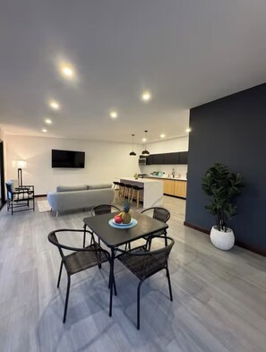 Casa, 1 habitación, alberca privada, vista al jardín | Área de sala de estar