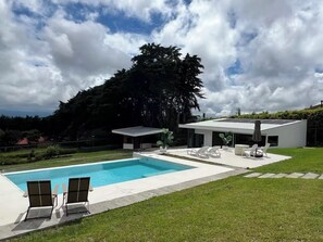 A modern house with a swimming pool, outdoor seating, and a covered patio. - AO Buena Vista Private Mountain Retreat (Concepción)
