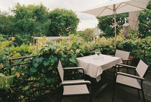 Outdoor dining - Art Deco villa with Havel views in historic Werder (Werder (Havel))