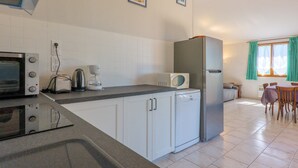 Eine Küche mit Mikrowelle, Toaster und Geschirrspüler.
