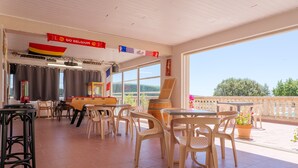 Ein Restaurant mit Außenbereich, Blick zum Himmel und einer Flagge.