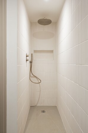 Dusche, Haartrockner, Handtücher, Toilettenpapier