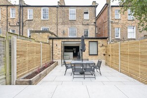 Outdoor dining - Modern flat in the heart of Hackney (London)