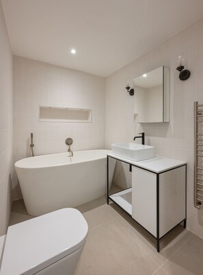 Douche, sèche-cheveux, serviettes fournies, papier toilette
